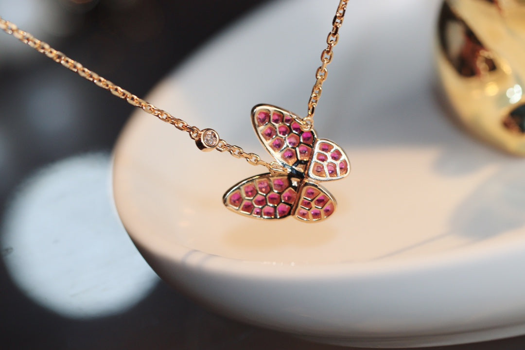Lume Jewelry「バタフライ レッドダイヤモンド ローズゴールドネックレス」