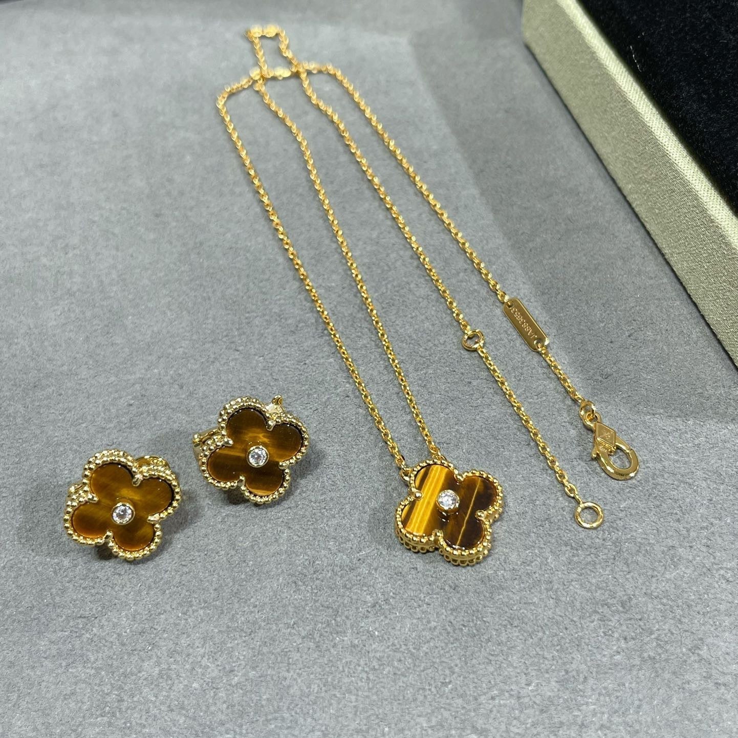 Lume Jewelry クローバー 15MM ダイヤモンド&イエロータイガーアイアゲート ネックレス