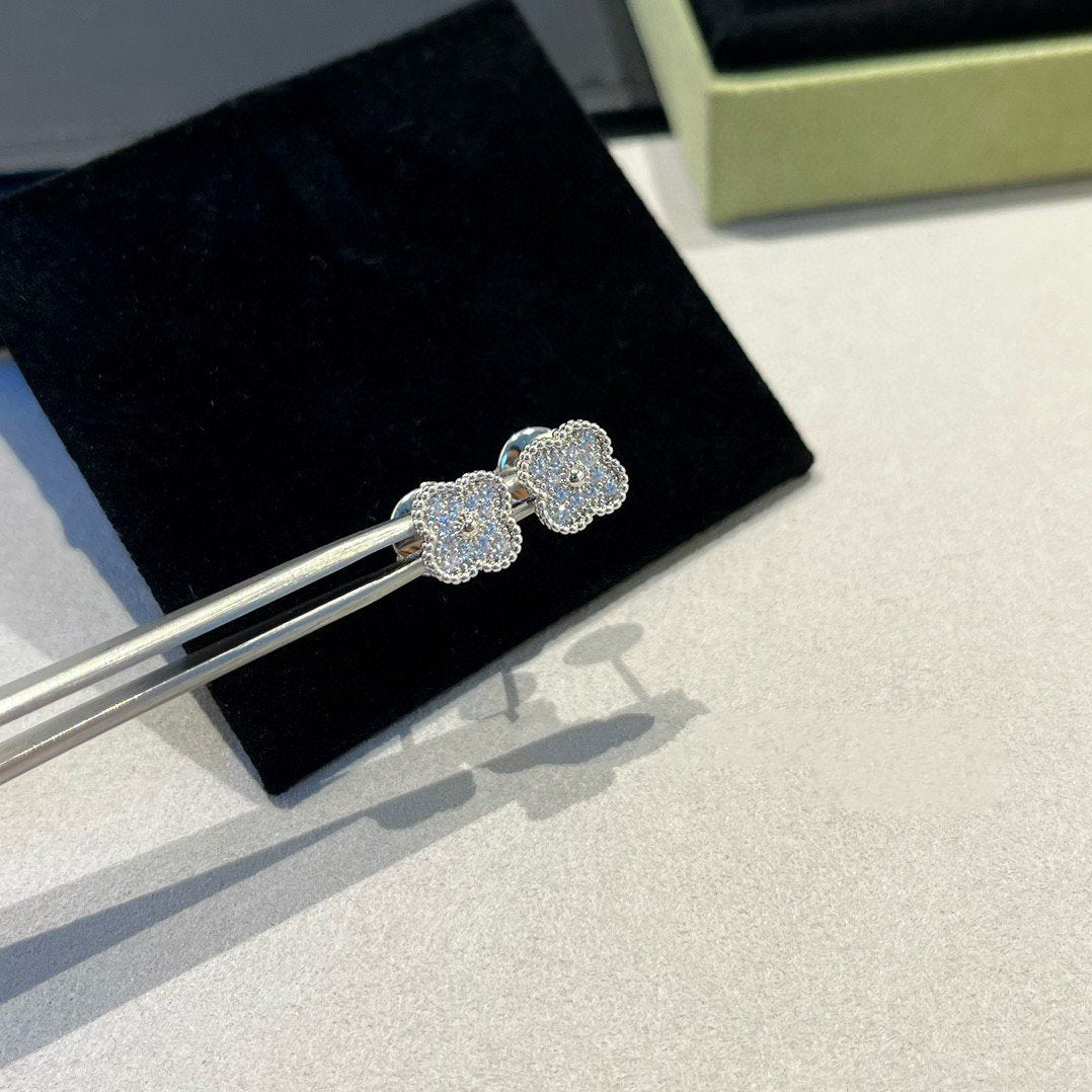 Lume Jewelry クローバーミニダイヤモンドスタッドピアス