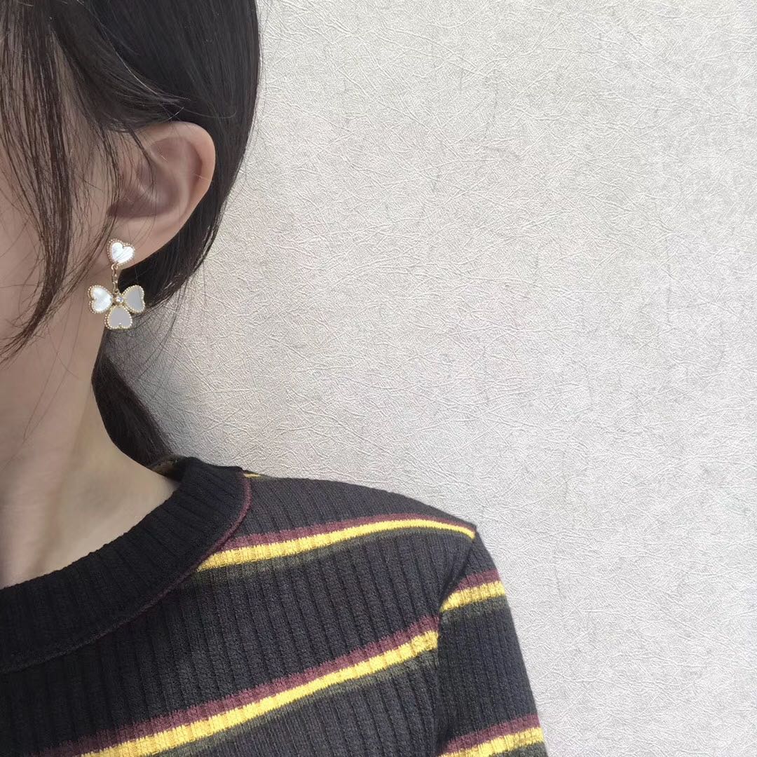 Lume Jewelry クローバー スウィート ホワイトMOP イヤリング