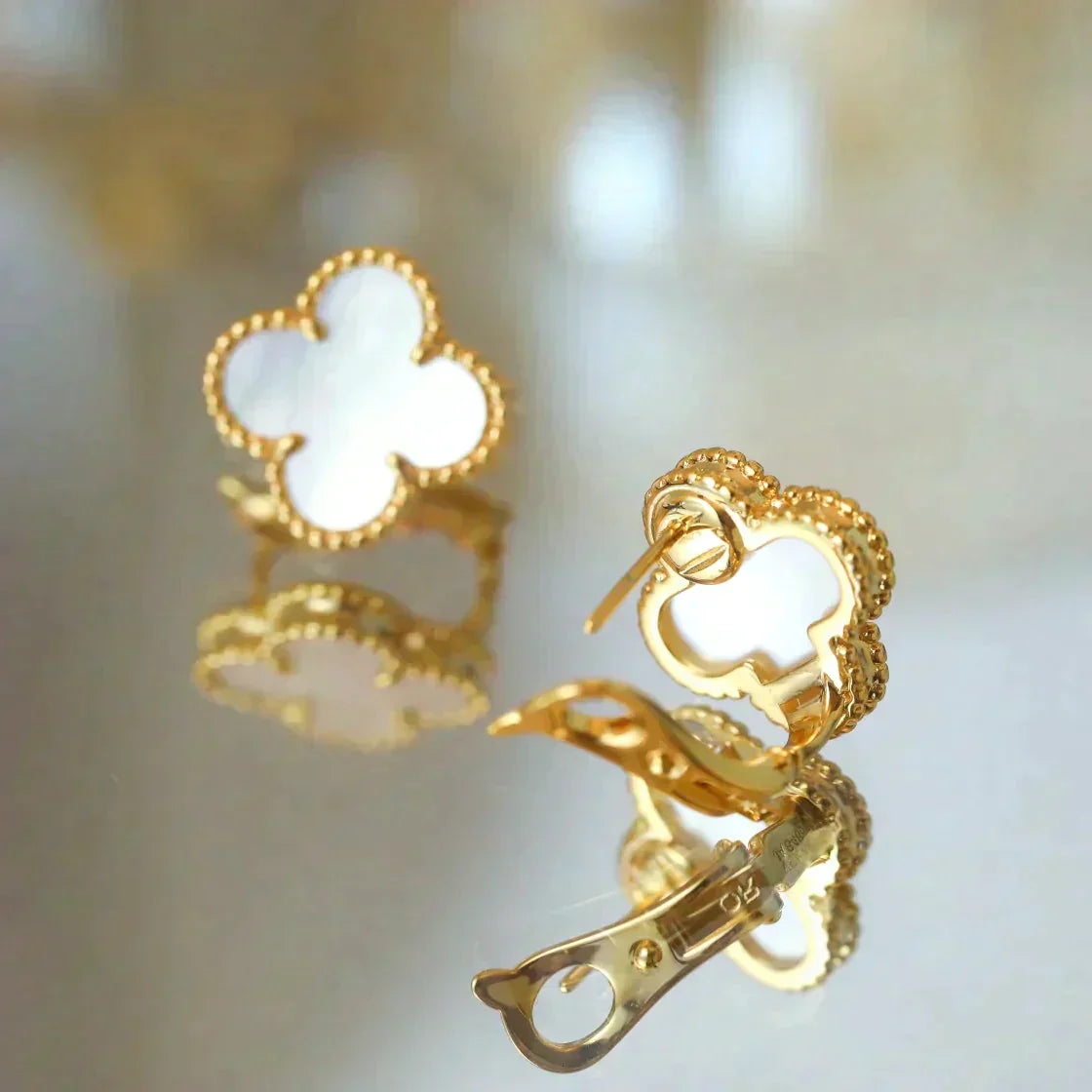 ¡®Lume Jewelry¡¯CLOVER MEDIUM 1 MOTIFS  WHITE MOP STUD EARRINGS