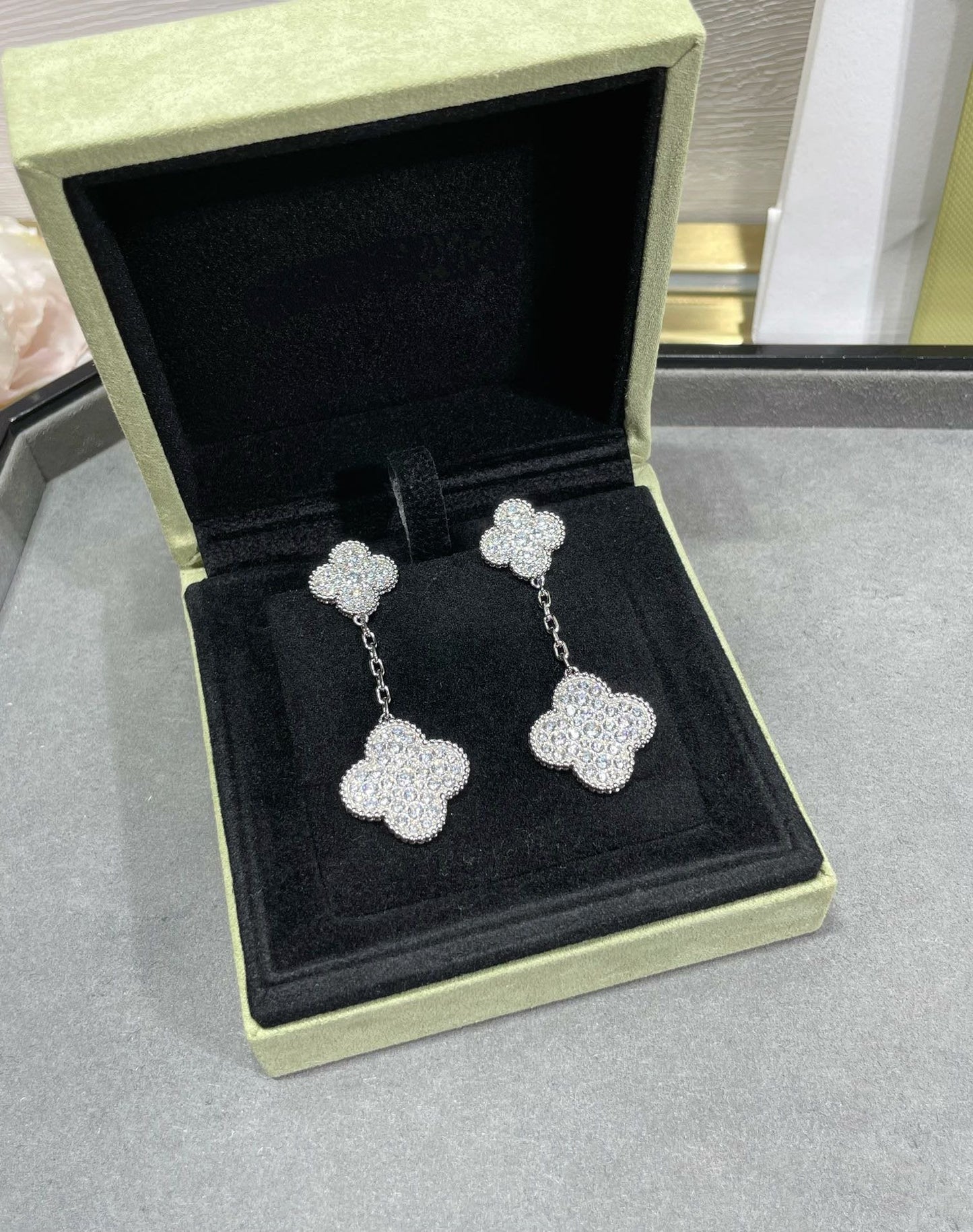 Lume Jewelry®クローバー2モチーフダイヤモンドパヴェシルバーピアス