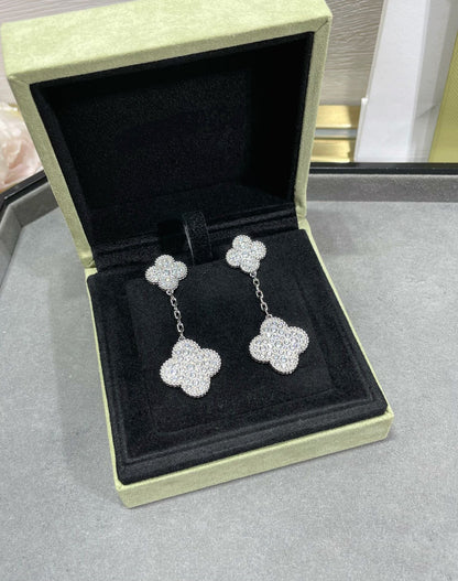 Lume Jewelry®クローバー2モチーフダイヤモンドパヴェシルバーピアス