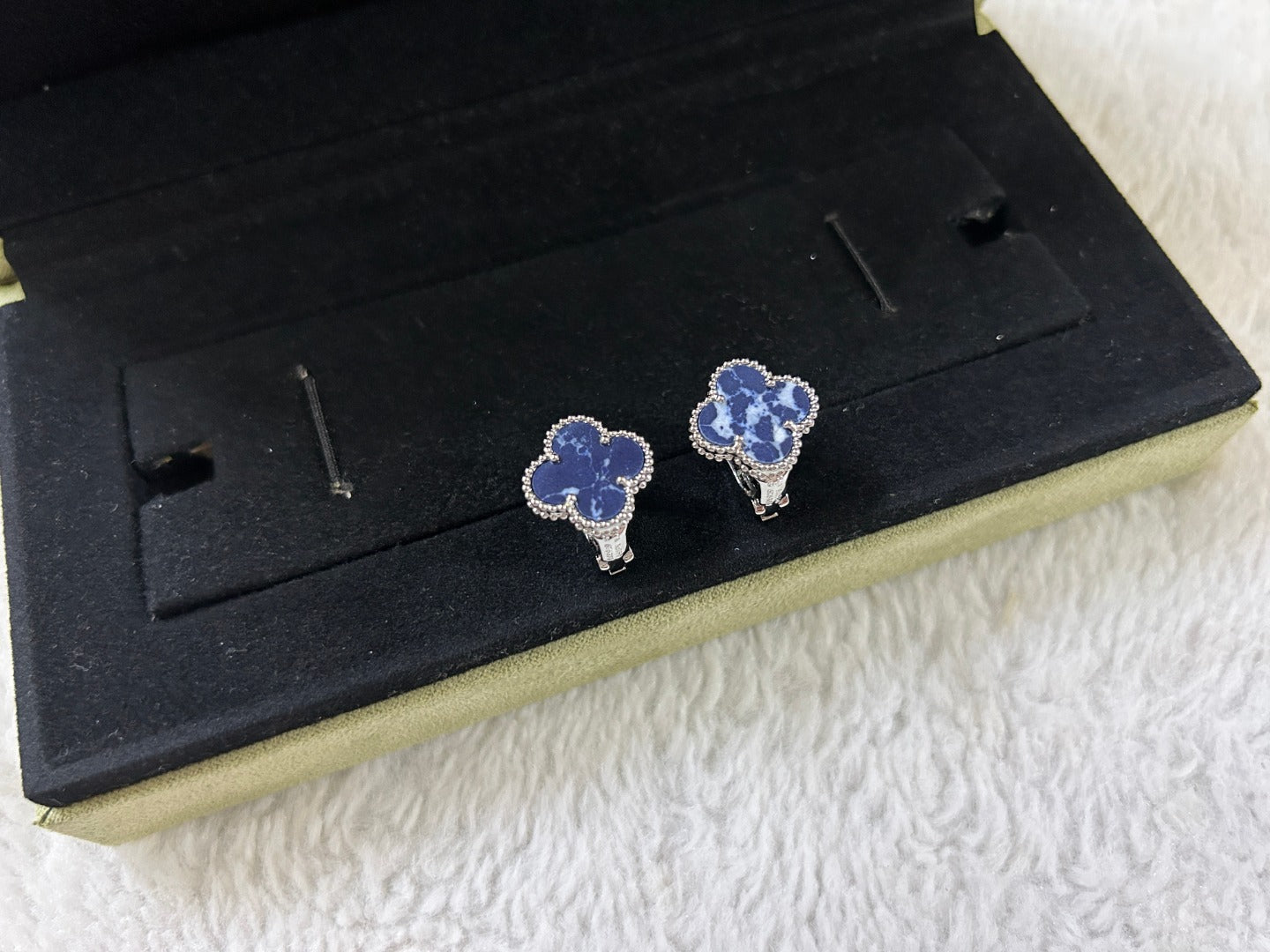Lume Jewelry「クローバー・ピーターサイト・ミディアム・スタッズピアス」