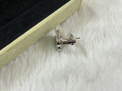 Lume Jewelry「クローバー・ピーターサイト・ミディアム・スタッズピアス」