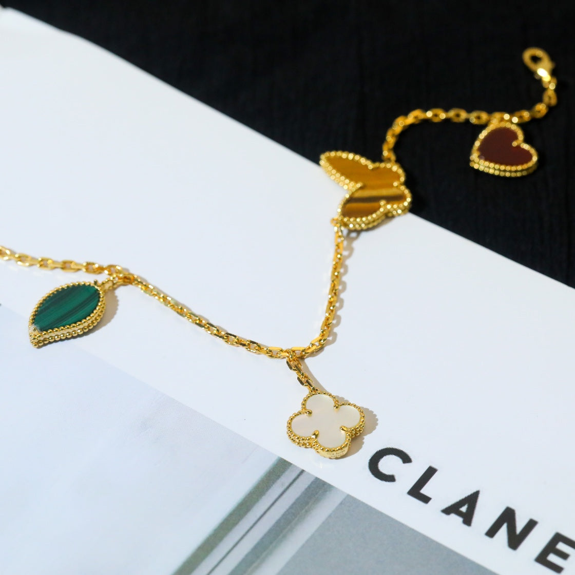 Lume Jewelry ラッキー スプリング 5モチーフ ゴールド ブレスレット