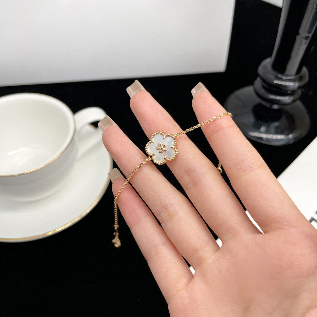 ルムジュエリー 「ラッキー ホワイトMOP梅の花ブレスレット」
