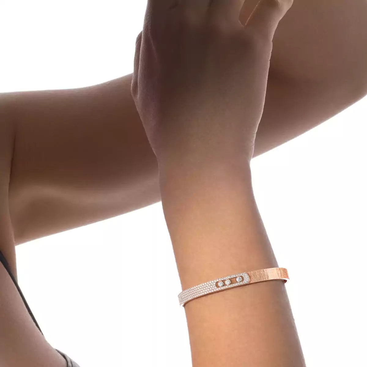 [Lume Jewelry]Move Noa Ciselé half pavé bangle