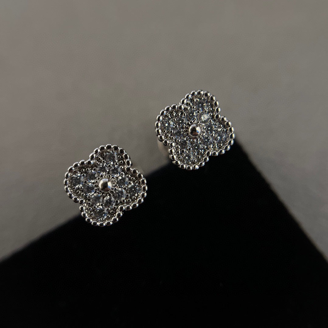 Lume Jewelry クローバーミニダイヤモンドスタッドピアス